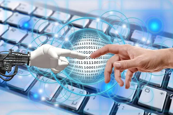 main humaine et main robotique se touchant au-dessus d'une sphère numérique