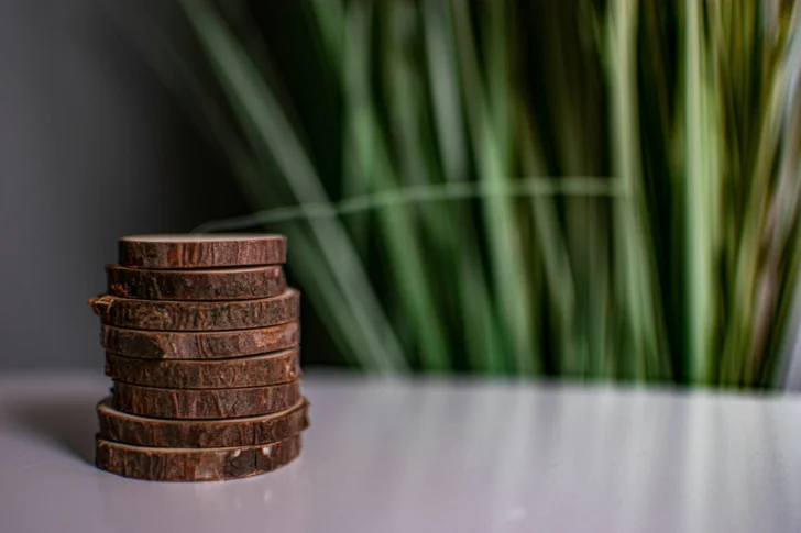 piles de bois symbolisant la croissance durable et verte