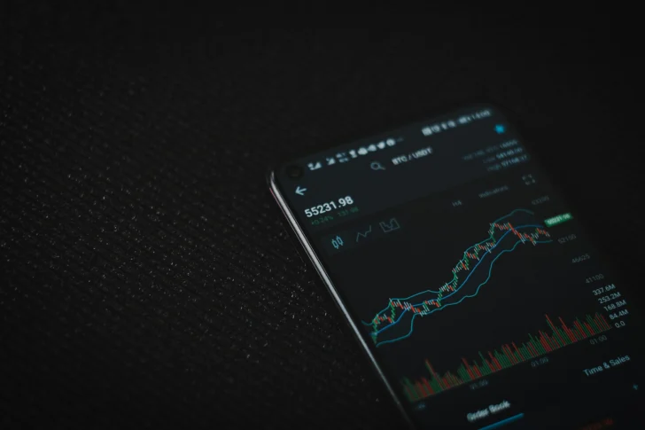 écran mobile affichant un graphique de trading forex avec prix et courbes d'analyse