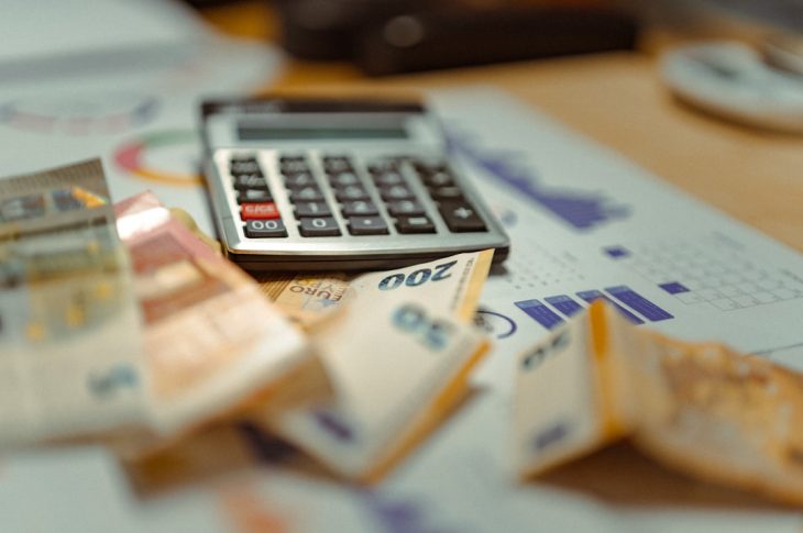 Épargne salariale vs PEA : arbitrage fiscal 2026 pour cadres