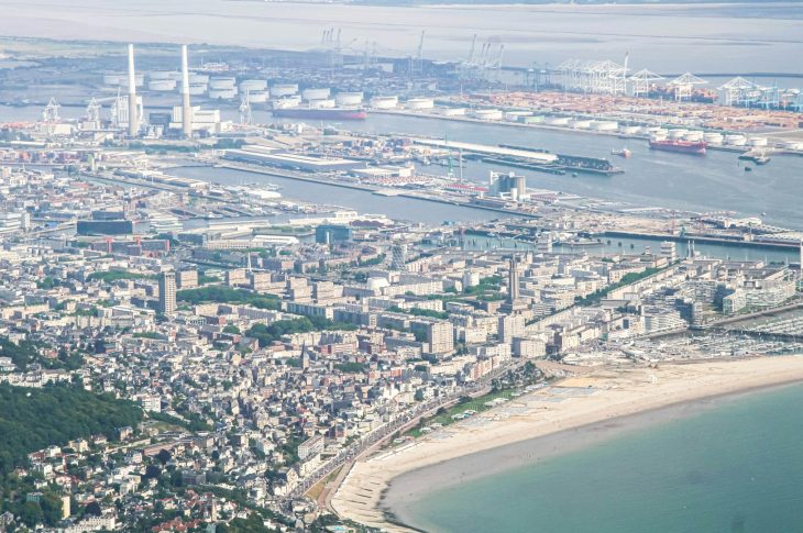 vue aérienne du havre avec port et navire cma cgm