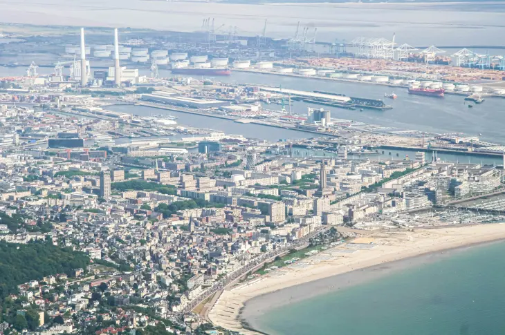 vue aérienne du havre avec port et navire cma cgm