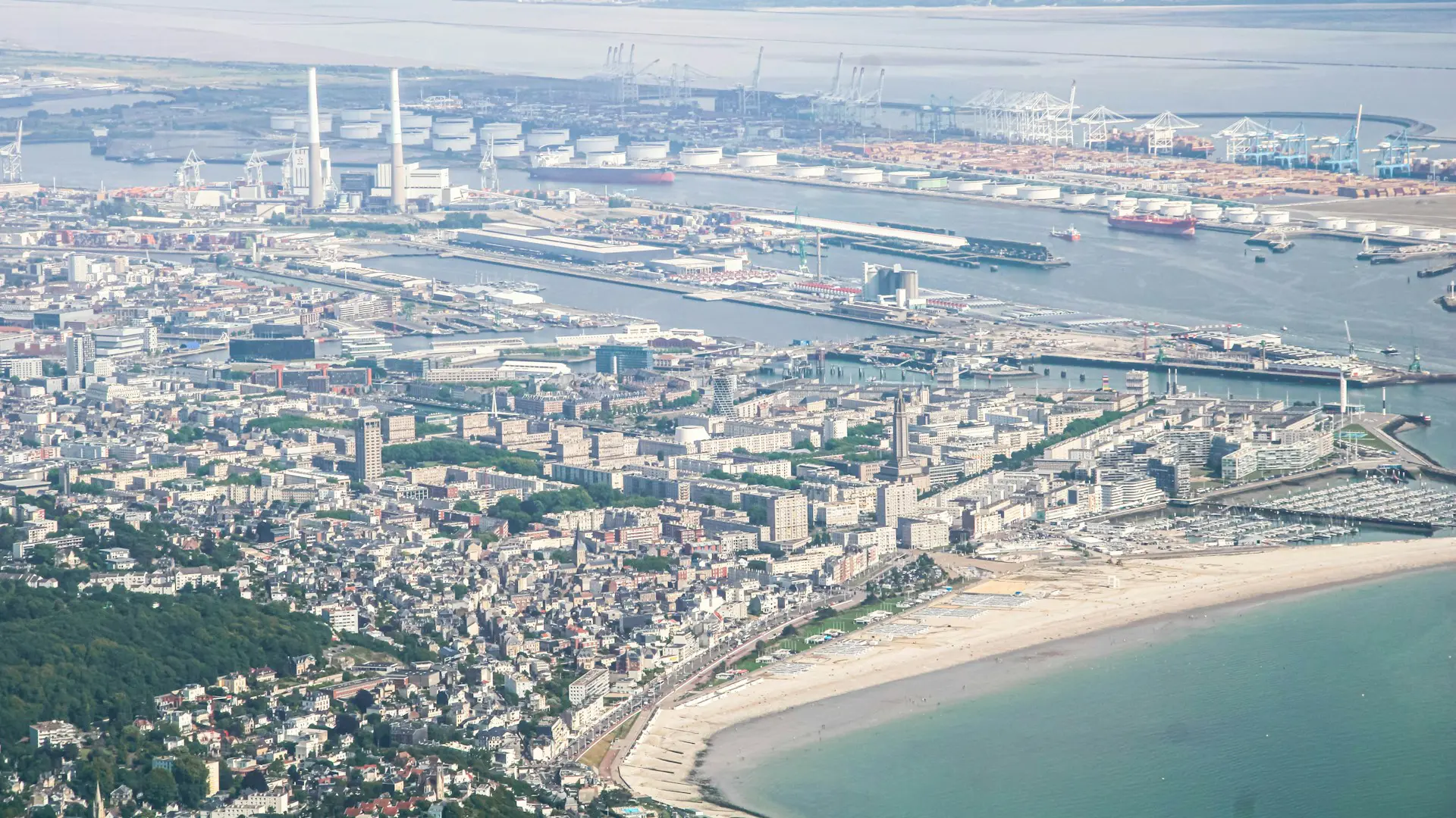 vue aérienne du havre avec port et navire cma cgm