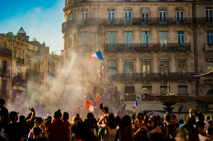célébration dans les rues de paris avec drapeau français et bâtiments haussmanniens